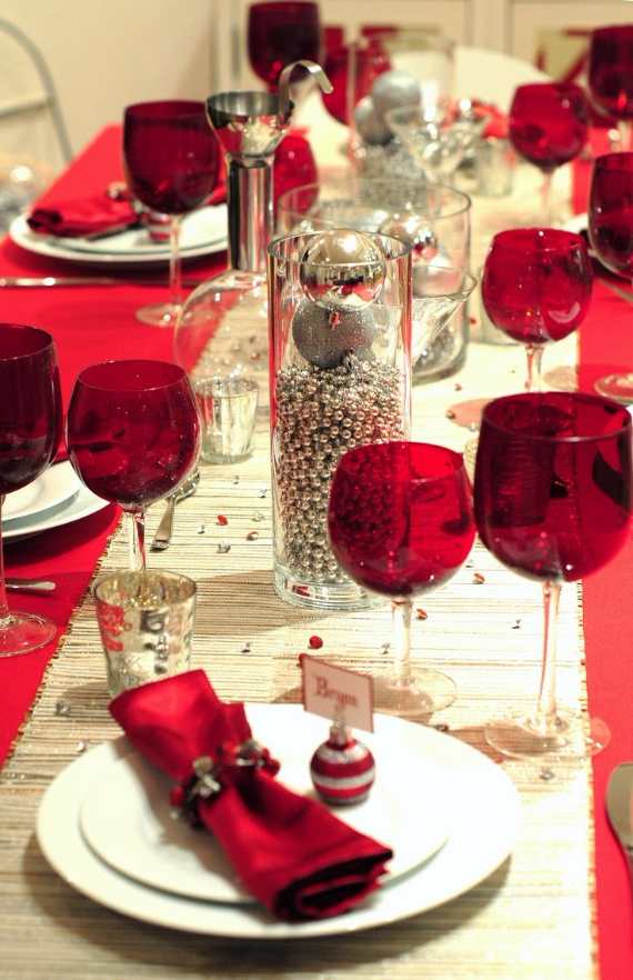 Christmas Dining Table Decor In Red And White (1)