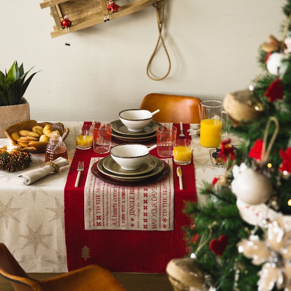 Christmas Dining Table Decor In Red And White  (2)