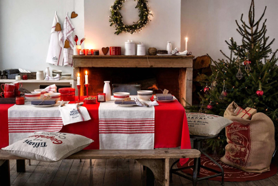 Christmas Dining Table Decor In Red And White (5)