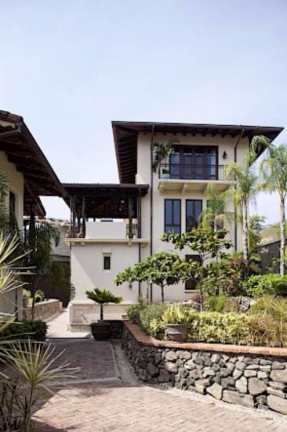 Casa Pinita – Exquisite Modern Home in Costa Rica (1)