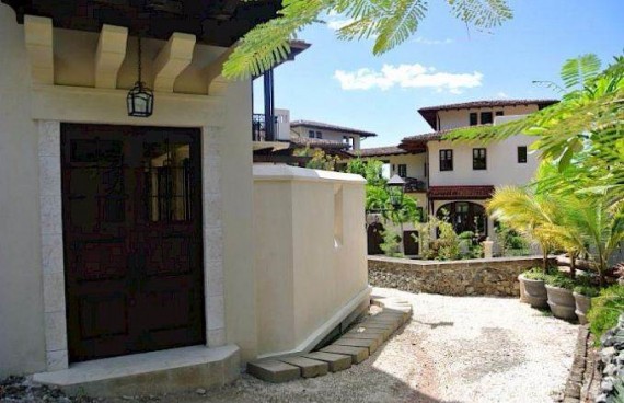 Casa Pinita – Exquisite Modern Home in Costa Rica (15)