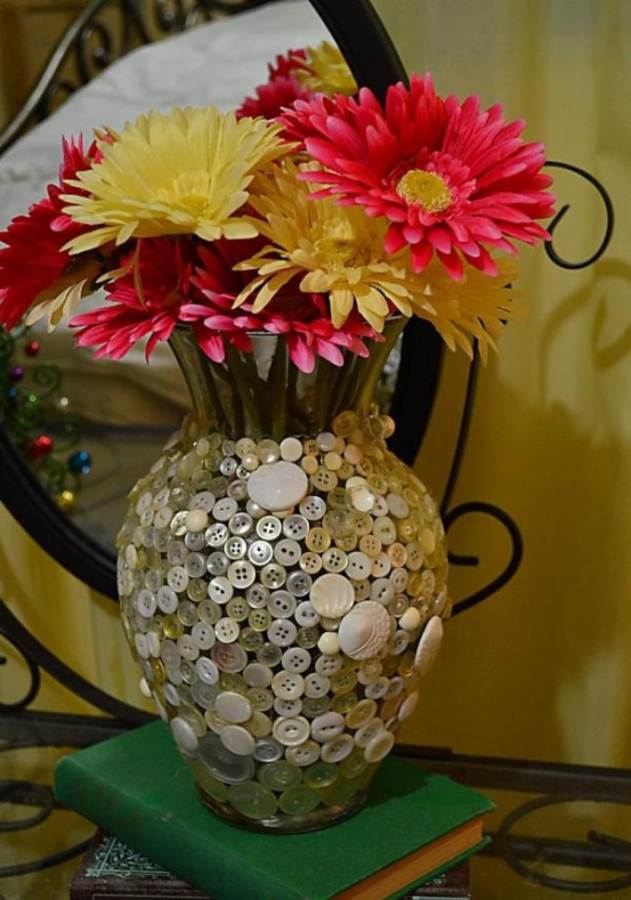 Creative DIY Craft Decorating Ideas Using Colorful Buttons (67)