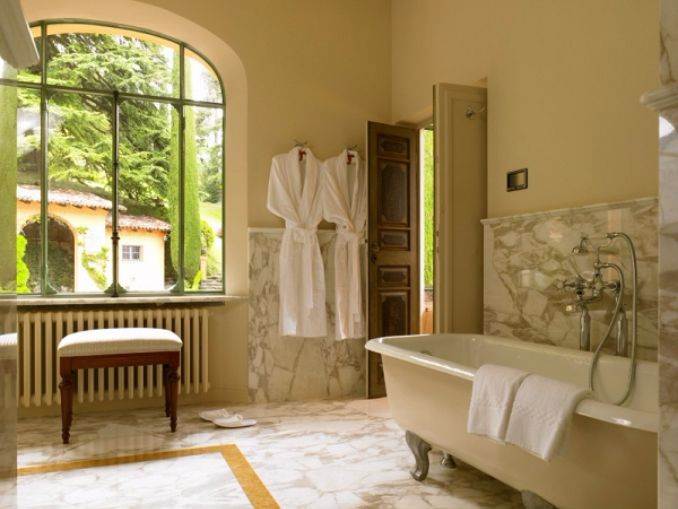 Delightful Villa On Lake Como Italy (23)