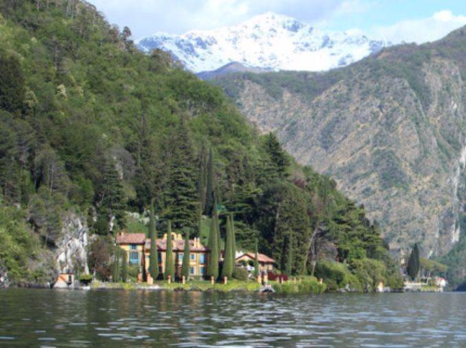 Delightful Villa On Lake Como Italy (50)