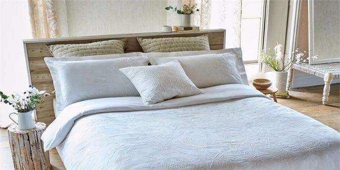 3-Harlequin-Bedding-Spring-Summer-2016-Purity-bedding-home-accessories-Colette-design-floral-bedding-white-linen-calming-bedroom-2