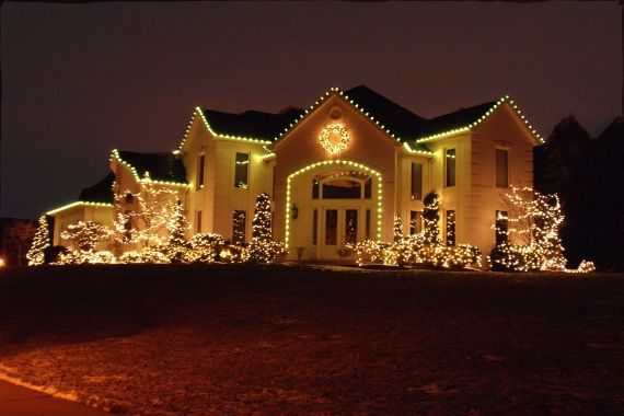 Outdoor Christmas Lights Ideas For The Roof;‎ (3)-min