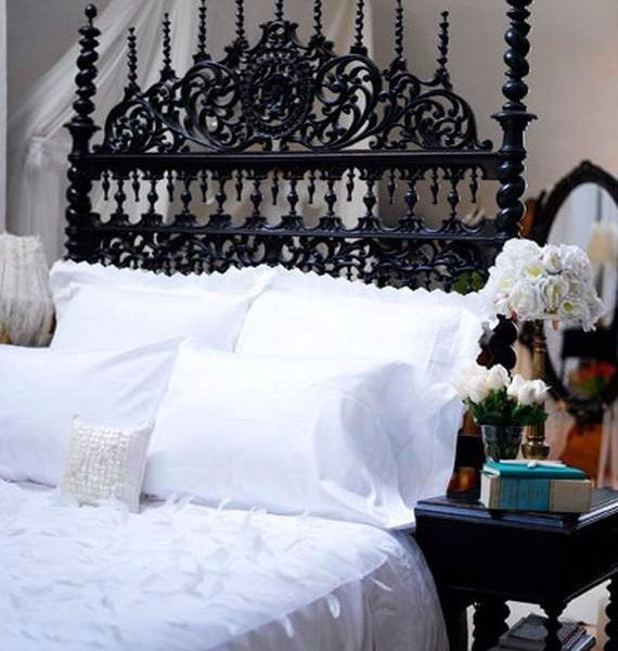 spooky-bedroom-decor-with-subtle-halloween-atmosphere_30 | family holiday