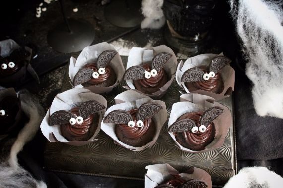 Black-Magic-Bat-Cupcakes-with-Oreo-Cookies