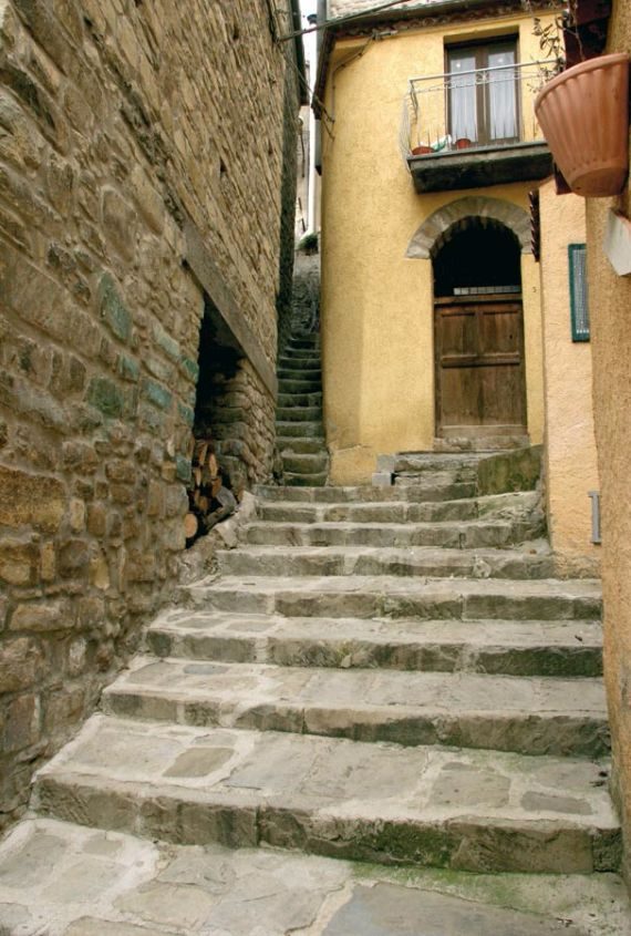 Castelmezzano_scalini -alleyways and staircase streets‎