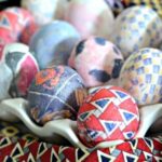 dying-easter-eggs-using-silk (1)