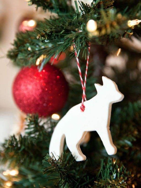 White-Wooden-Fox-Ornament-To-Add-Charm-On-Scandinavian-Christmas-Tree (1)