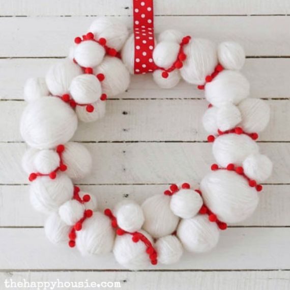 Adorable-quick-and-easy-Yarn-Snowball-DIY-Christmas-Wreath-at-thehappyhousie.com-6 (1)