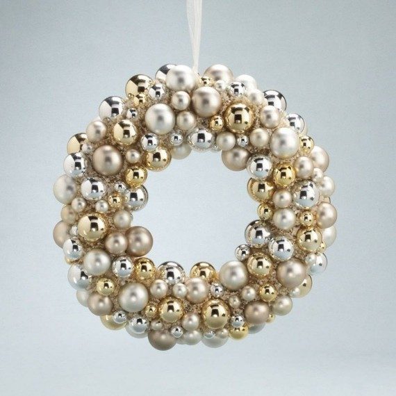 _Christmas wreath design with golden white balls