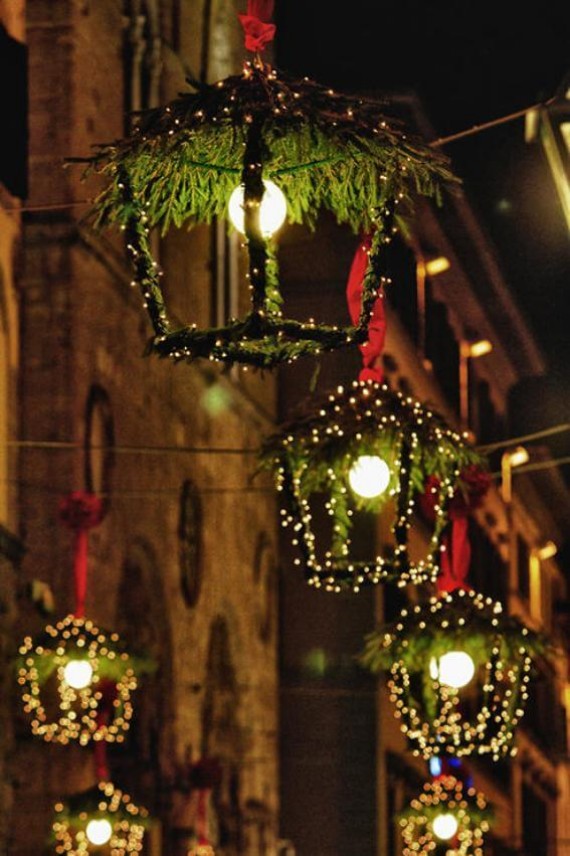 10 - Rustic Glam Hanging Christmas Lanterns;
