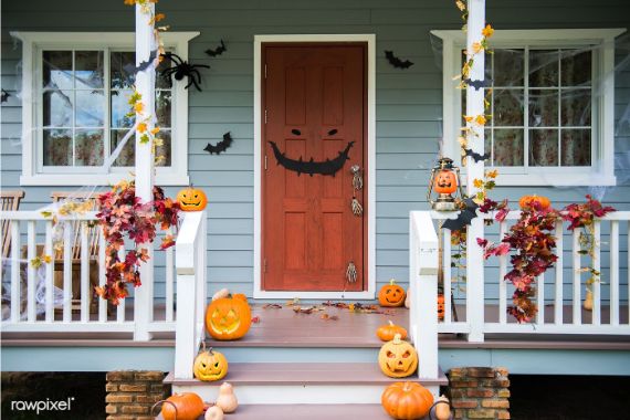 Halloween-pumpkins-and-decorations-outside-a-house