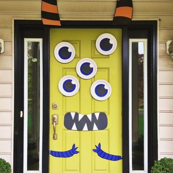 fun-cartoon-monster-Halloween-door-decor (1)