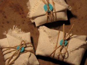 DIY CHRISTMAS BURLAP DECORATIONS - family holiday.net/guide to family