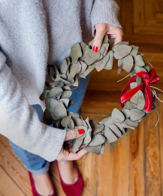 DIY Christmas wreath with ribbon and A BOW