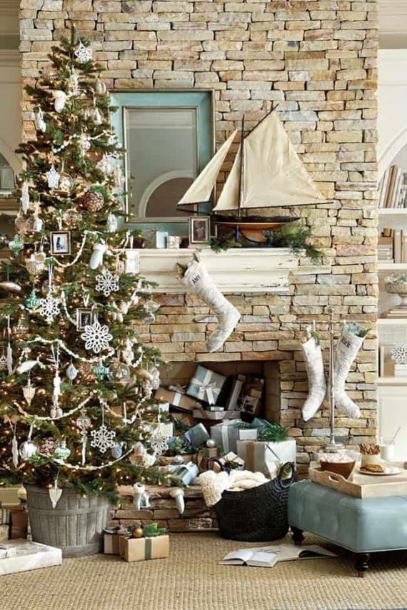 Coastal-Christmas-Tree-Decorating-Ideas-27-1-Kindesign (1)