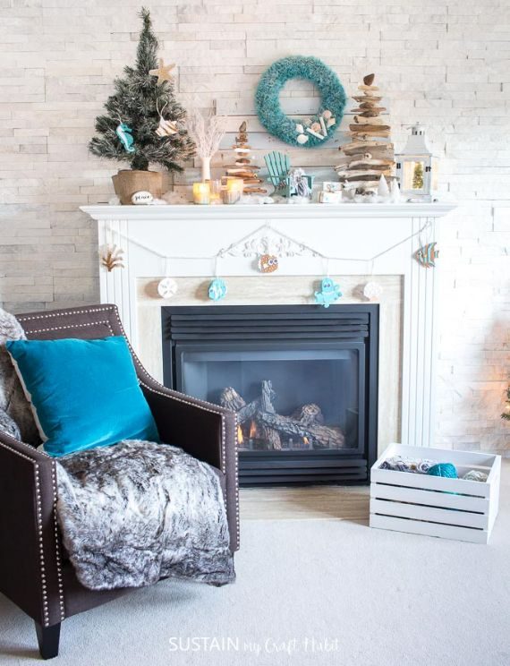 Cozy-Coastal-Christmas-fireplace-mantel-room (1)