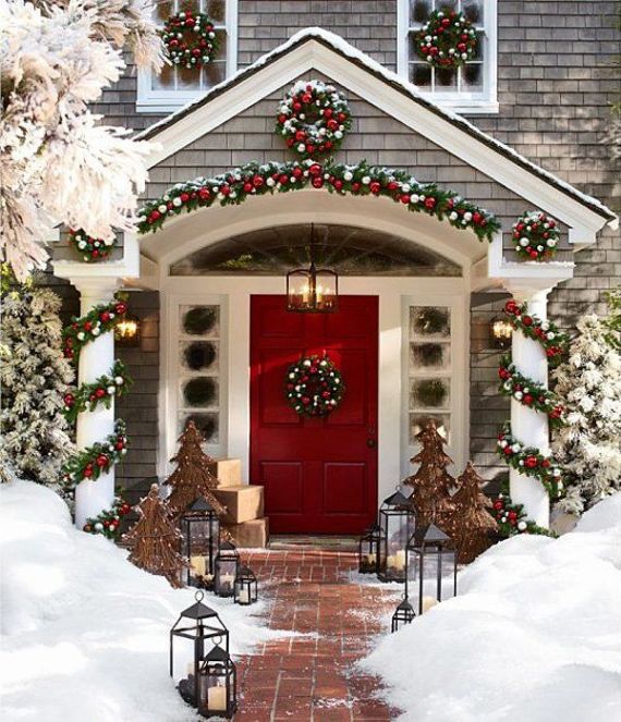 Traditional-Red-gold-Christmas-front-door