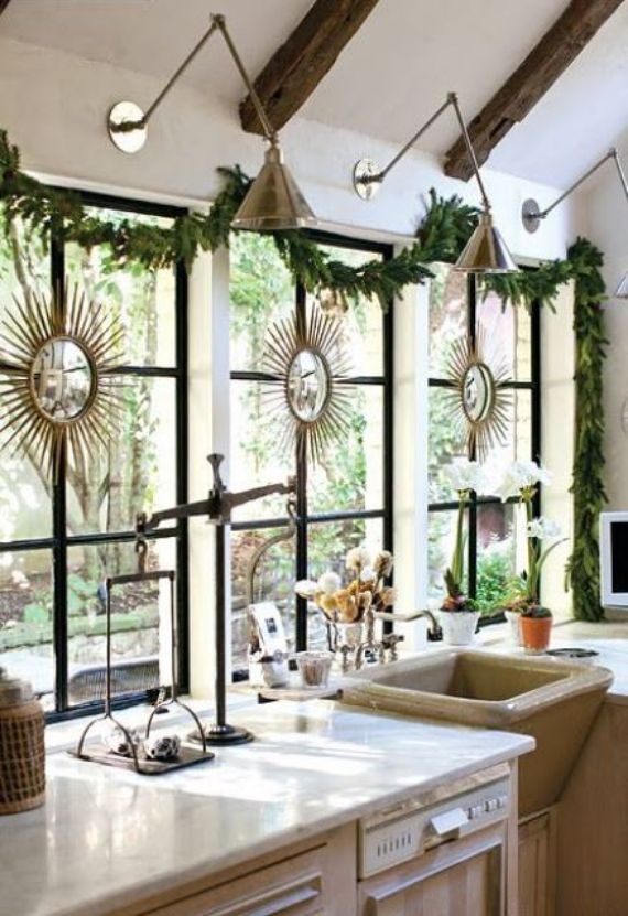 an-evergreen-Christmas-garland-blooming-bulbs-for-cool-holiday-decor