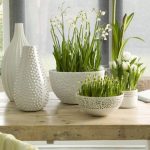 spring-decorating-ideas-home-bulbs-white-vases-tulips-centerpiece