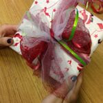 Cute and easy tulle gift wrap bow (1)