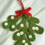 Mistletoe felt ornament (1)