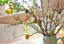 Easter decoration -10 fun DIY projects Festive pussy willow branches in a blue jug decorated with colorful spring ornaments.