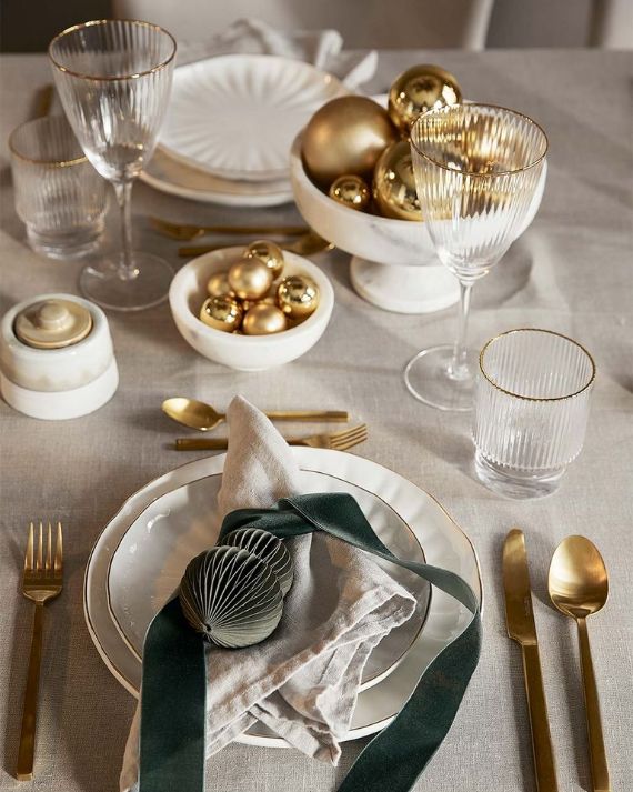 20 Simple & Elegant Christmas Table Setting with golden glitter ...