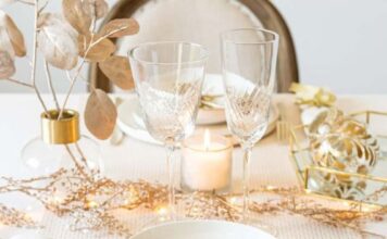 20 Simple & Elegant Christmas Table Setting with golden glitter