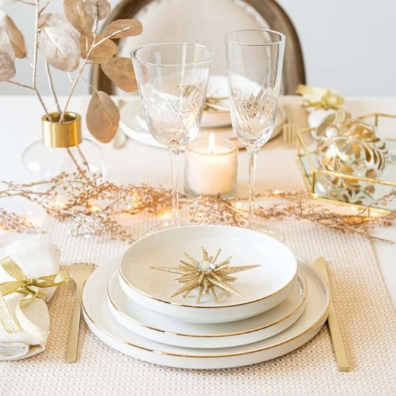 20 Simple & Elegant Christmas Table Setting with golden glitter