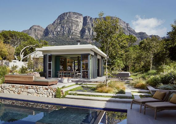 Small holiday Villa with Breathtaking Views against the backdrop of Table Mountain in Cape Town