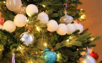 44 Cute Snowball Décor Ideas For Winter Holidays