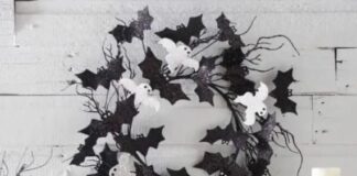 Affordable bat decorations for Halloween: DIY ideas and tips This cool black and white Halloween wreath is made of black felt bats and white ghosts plus some black twigs.